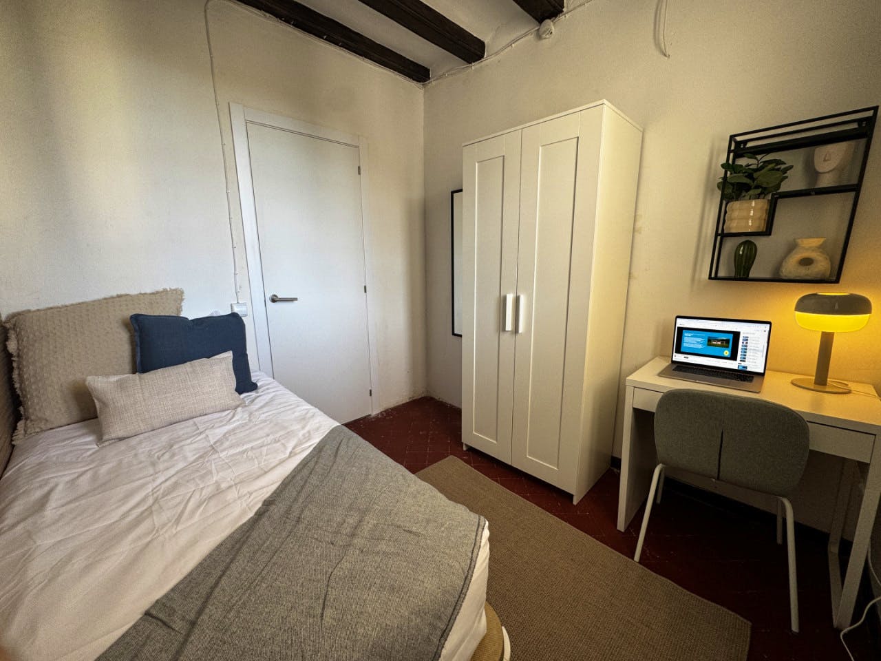  Room 2  -  Spacious Coliving Apartment in Dynamic Ciutat Vella, Steps from MACBA and Restaurants  - Gallery -  11