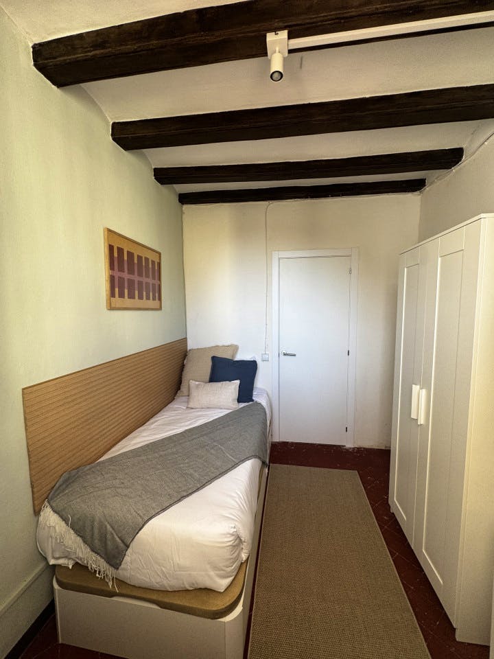  Room 2  -  Spacious Coliving Apartment in Dynamic Ciutat Vella, Steps from MACBA and Restaurants  - Gallery -  16
