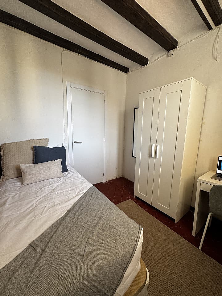  Room 2  -  Spacious Coliving Apartment in Dynamic Ciutat Vella, Steps from MACBA and Restaurants  - Gallery -  90