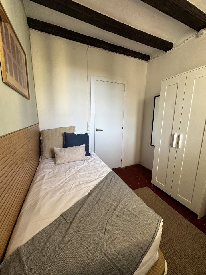  Room 2  -  Spacious Coliving Apartment in Dynamic Ciutat Vella, Steps from MACBA and Restaurants  - Gallery -  7
