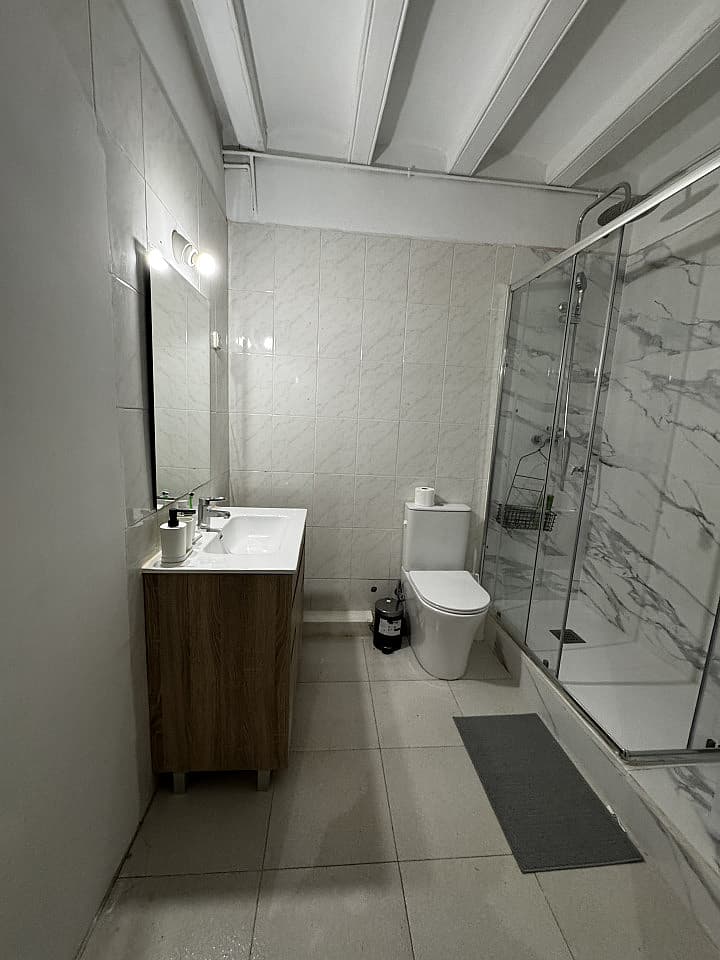  Room 2  -  Spacious Coliving Apartment in Dynamic Ciutat Vella, Steps from MACBA and Restaurants  - Gallery -  111