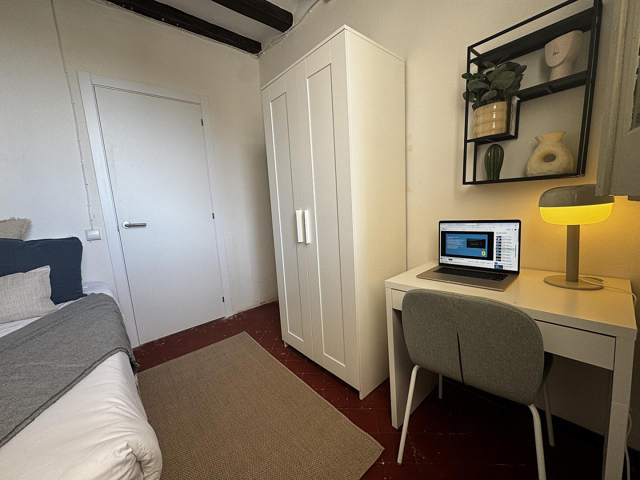  Room 2  -  Spacious Coliving Apartment in Dynamic Ciutat Vella, Steps from MACBA and Restaurants  - Gallery -  104