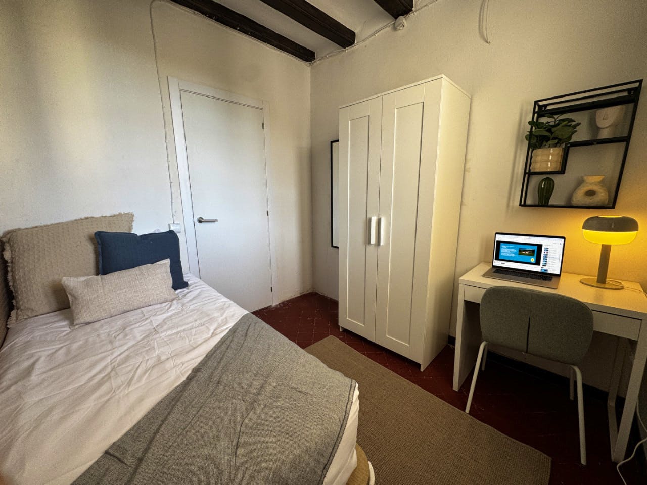  Room 2  -  Spacious Coliving Apartment in Dynamic Ciutat Vella, Steps from MACBA and Restaurants  - Gallery -  10