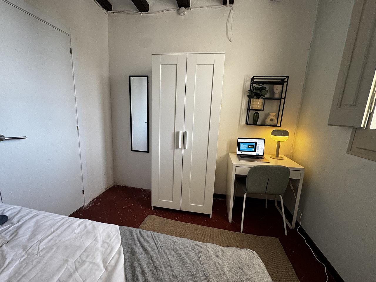  Room 2  -  Spacious Coliving Apartment in Dynamic Ciutat Vella, Steps from MACBA and Restaurants  - Gallery -  69