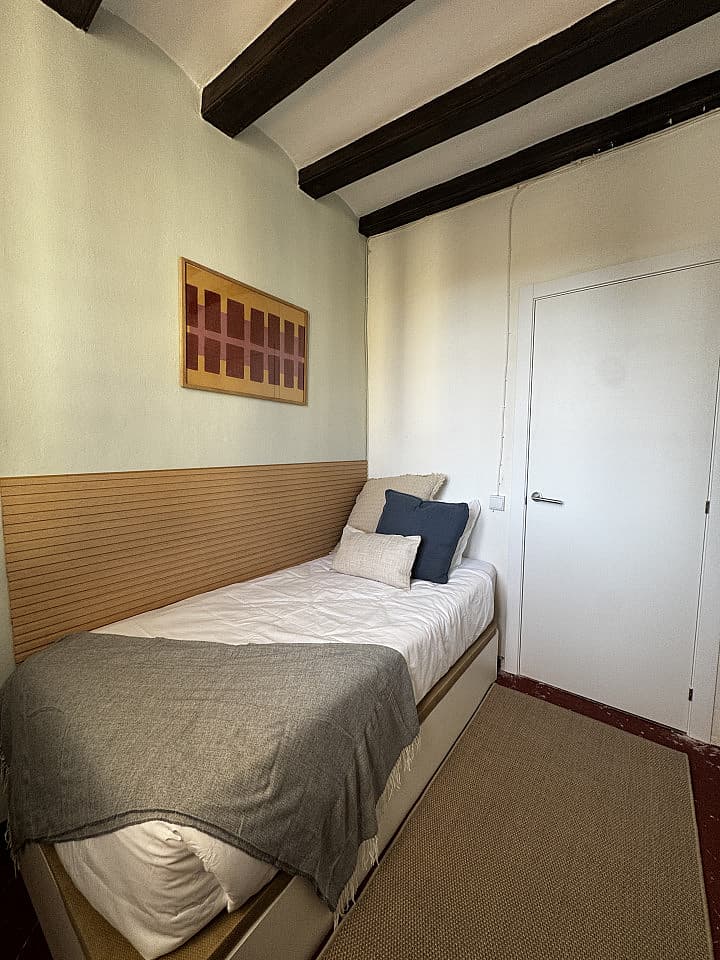  Room 2  -  Spacious Coliving Apartment in Dynamic Ciutat Vella, Steps from MACBA and Restaurants  - Gallery -  86