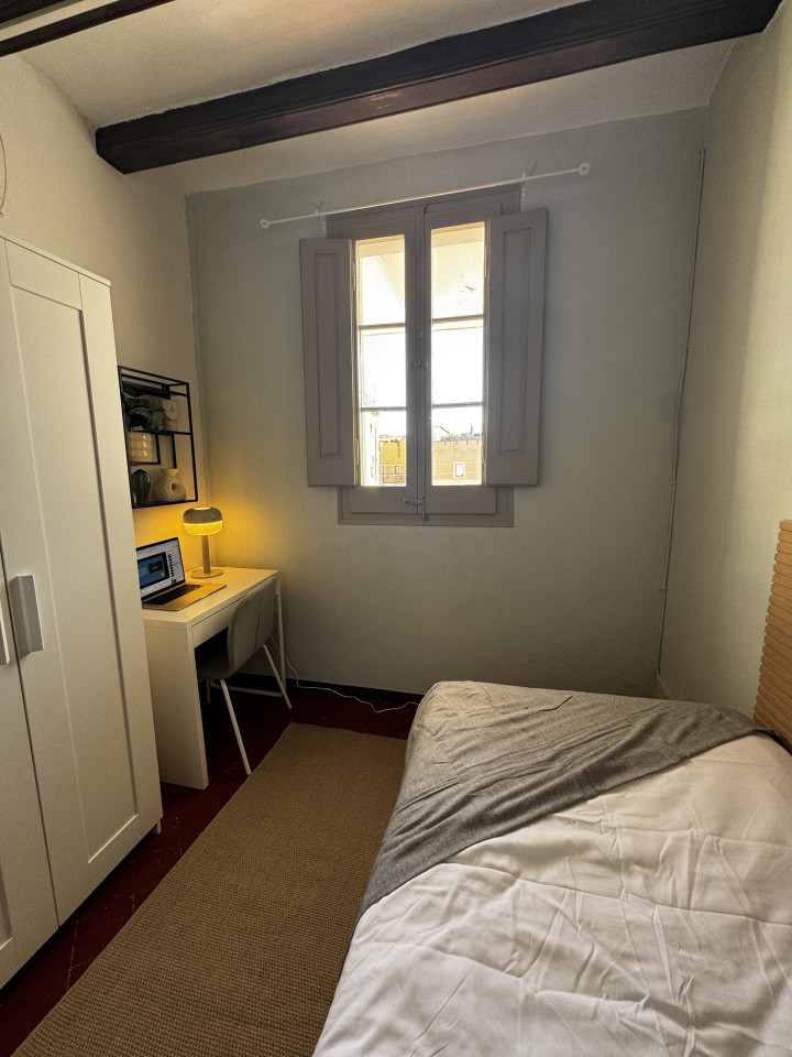  Room 2  -  Spacious Coliving Apartment in Dynamic Ciutat Vella, Steps from MACBA and Restaurants  - Gallery -  33
