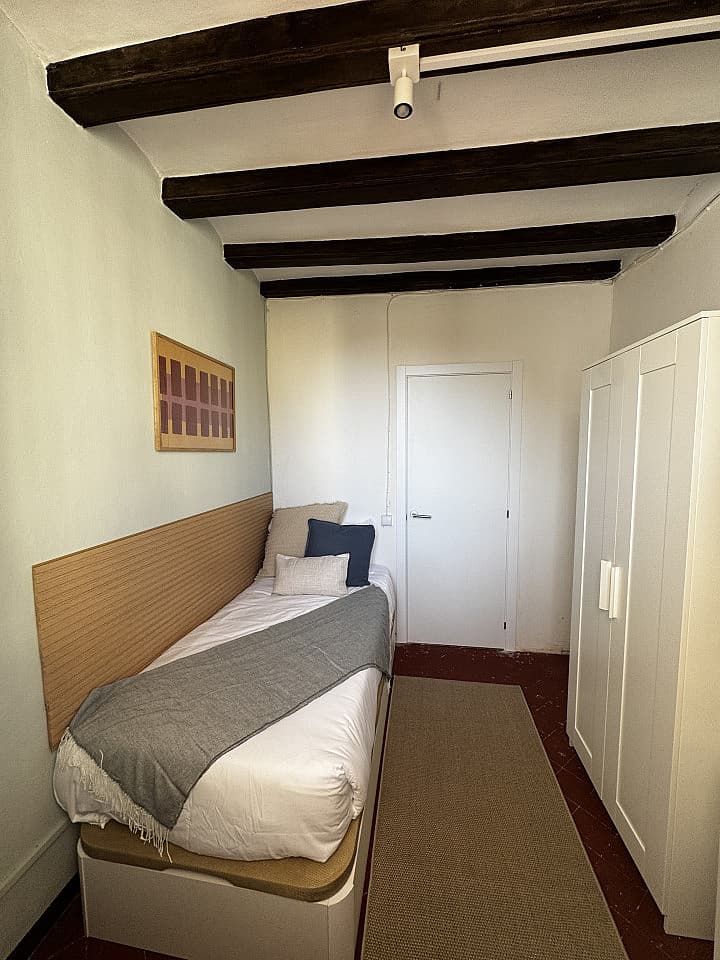  Room 2  -  Spacious Coliving Apartment in Dynamic Ciutat Vella, Steps from MACBA and Restaurants  - Gallery -  100