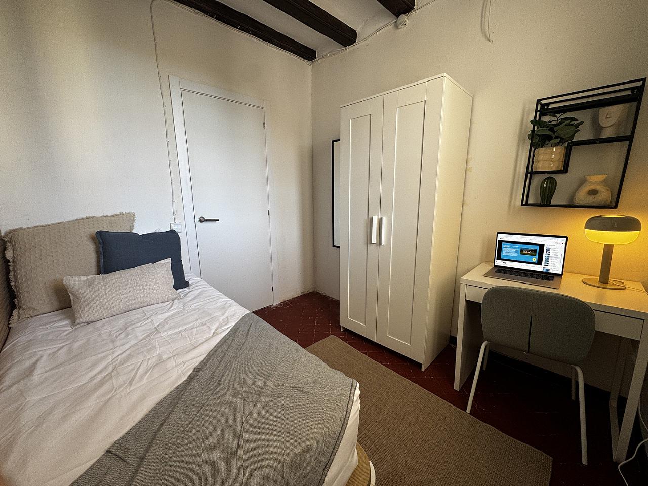  Room 2  -  Spacious Coliving Apartment in Dynamic Ciutat Vella, Steps from MACBA and Restaurants  - Gallery -  123