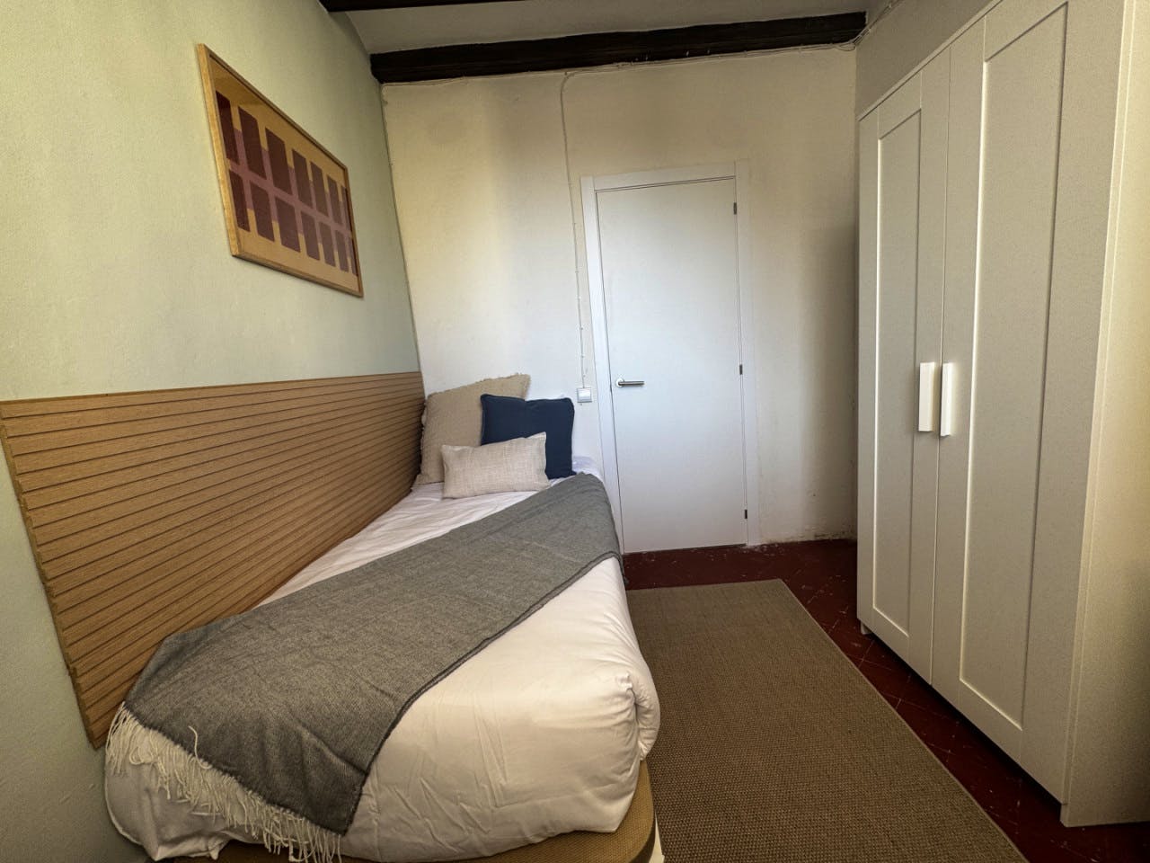  Room 2  -  Spacious Coliving Apartment in Dynamic Ciutat Vella, Steps from MACBA and Restaurants  - Gallery -  19