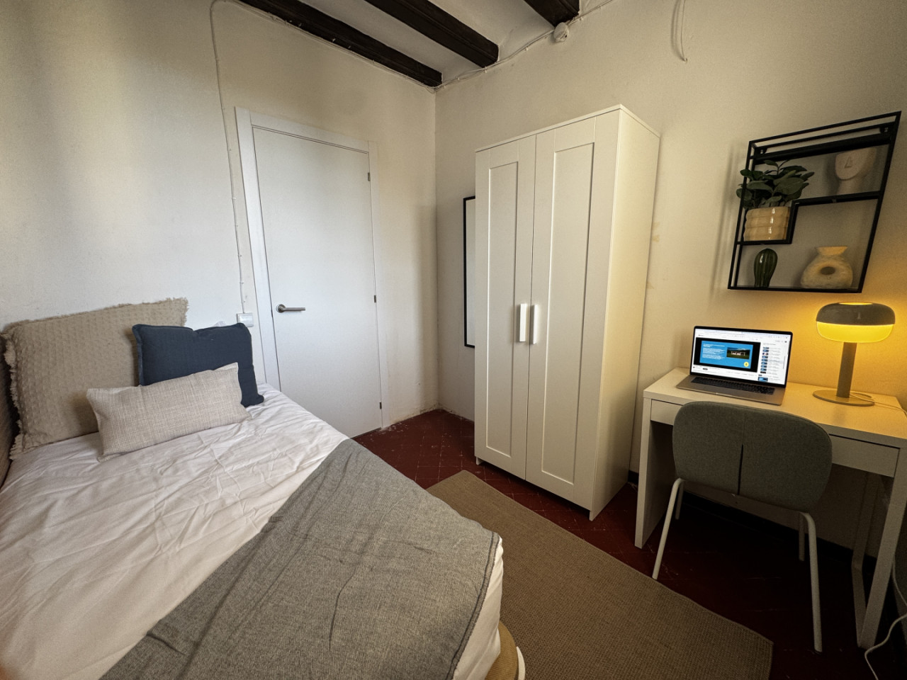  Room 2  -  Spacious Coliving Apartment in Dynamic Ciutat Vella, Steps from MACBA and Restaurants  - Gallery -  38