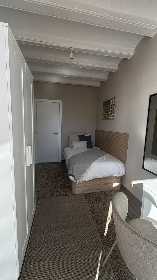  Room 1  -  Spacious Coliving Apartment in Dynamic Ciutat Vella, Steps from MACBA and Restaurants  - Gallery -  85