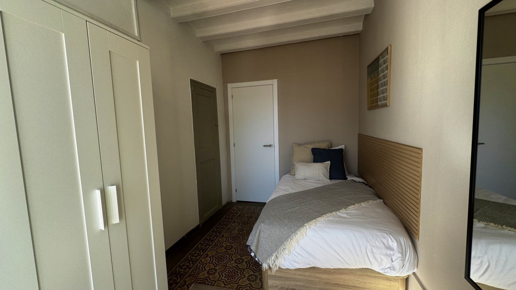  Room 1  -  Spacious Coliving Apartment in Dynamic Ciutat Vella, Steps from MACBA and Restaurants  - Gallery -  12