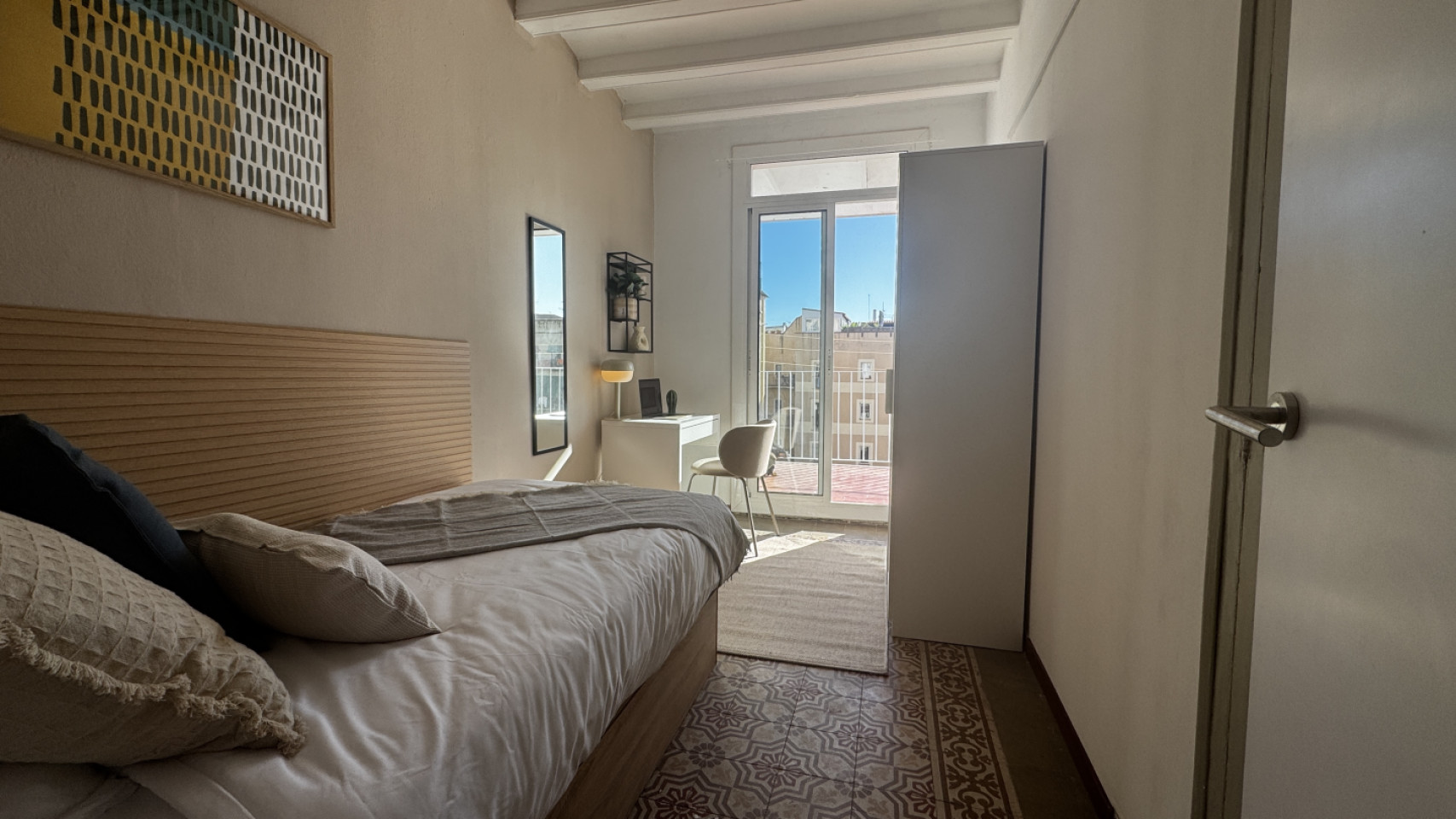  Room 1  -  Spacious Coliving Apartment in Dynamic Ciutat Vella, Steps from MACBA and Restaurants  - Gallery -  25