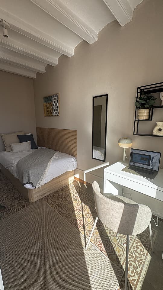  Room 1  -  Spacious Coliving Apartment in Dynamic Ciutat Vella, Steps from MACBA and Restaurants  - Gallery -  86