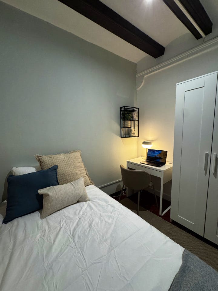  Room 3  -  Spacious Coliving Apartment in Dynamic Ciutat Vella, Steps from MACBA and Restaurants  - Gallery -  9