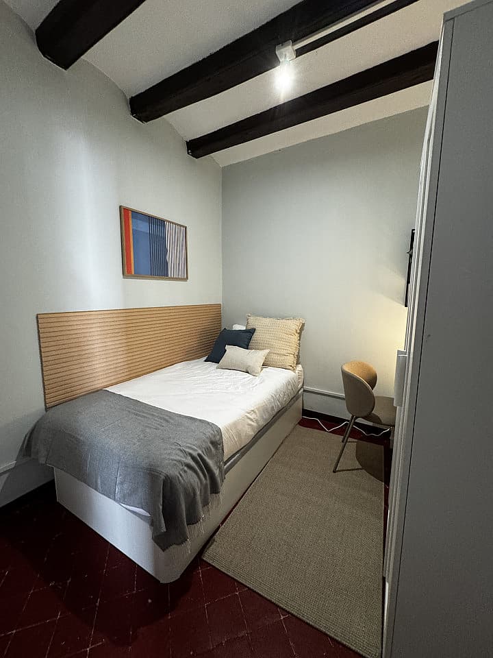 Room 3  -  Spacious Coliving Apartment in Dynamic Ciutat Vella, Steps from MACBA and Restaurants  - Gallery -  33