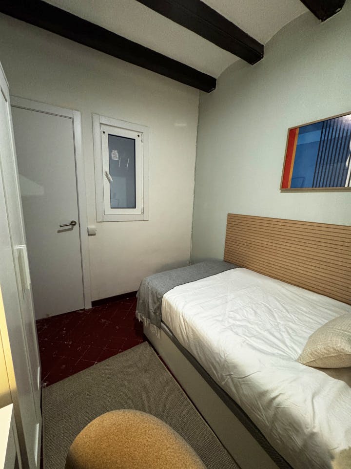  Room 3  -  Spacious Coliving Apartment in Dynamic Ciutat Vella, Steps from MACBA and Restaurants  - Gallery -  7