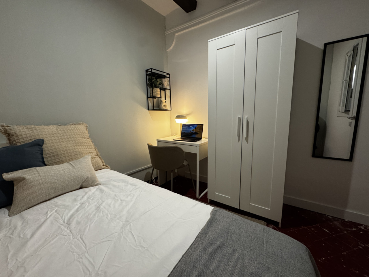  Room 3  -  Spacious Coliving Apartment in Dynamic Ciutat Vella, Steps from MACBA and Restaurants  - Gallery -  18