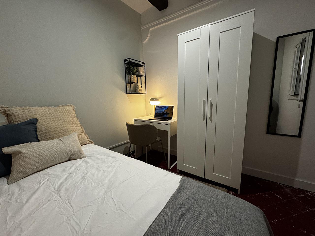  Room 3  -  Spacious Coliving Apartment in Dynamic Ciutat Vella, Steps from MACBA and Restaurants  - Gallery -  66