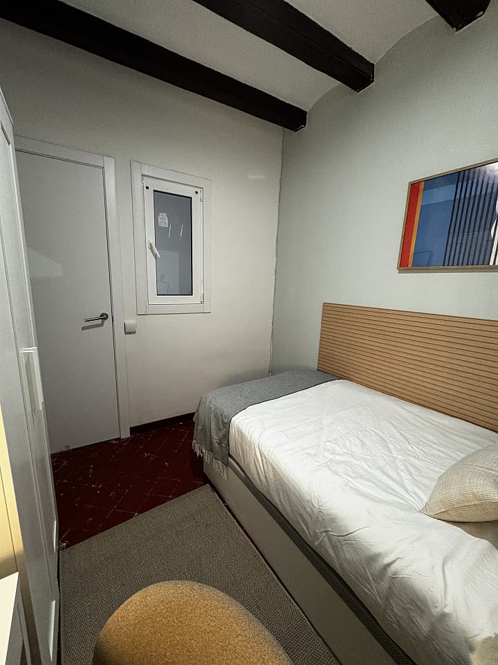  Room 3  -  Spacious Coliving Apartment in Dynamic Ciutat Vella, Steps from MACBA and Restaurants  - Gallery -  39