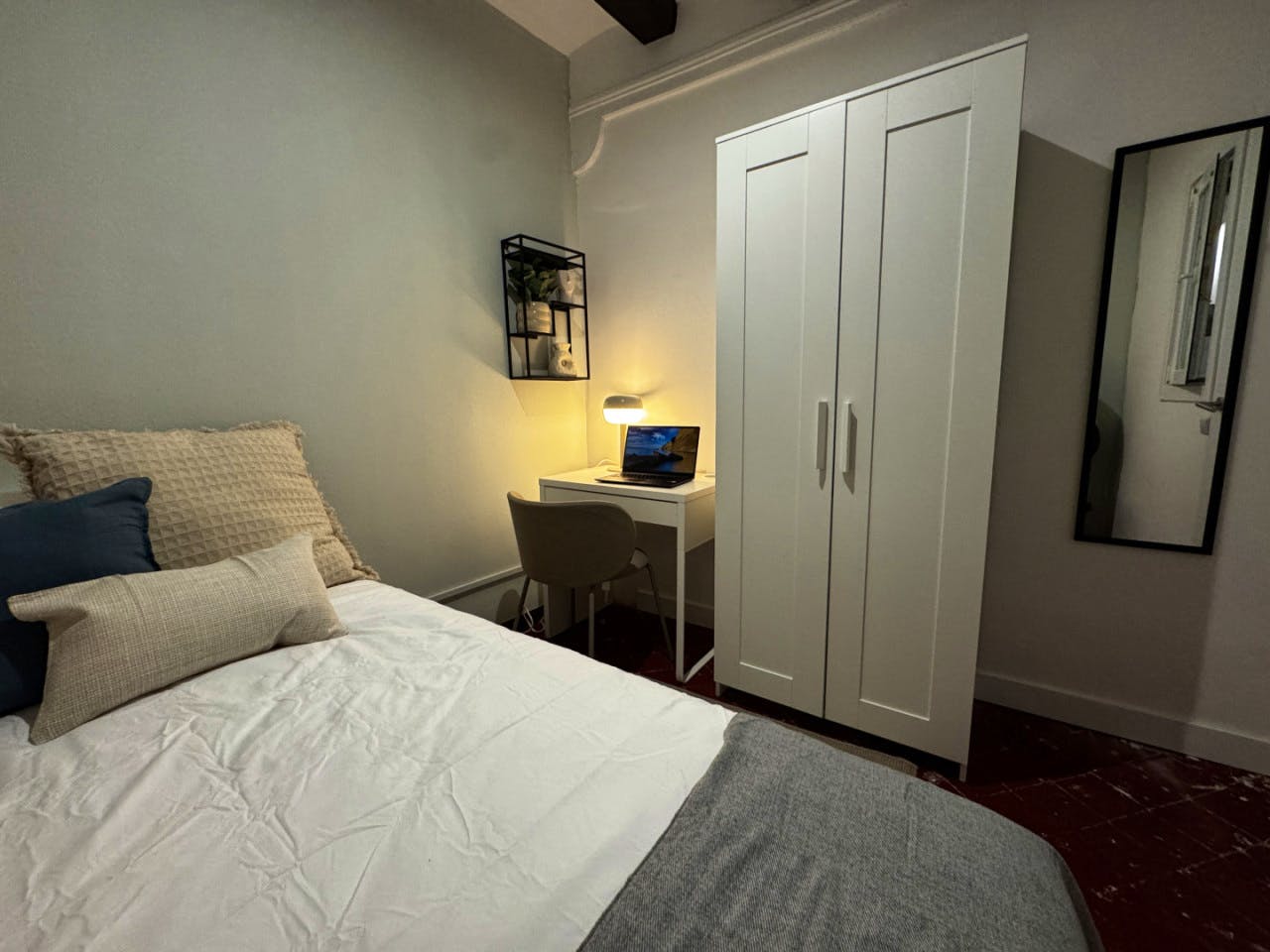  Room 3  -  Spacious Coliving Apartment in Dynamic Ciutat Vella, Steps from MACBA and Restaurants  - Gallery -  2