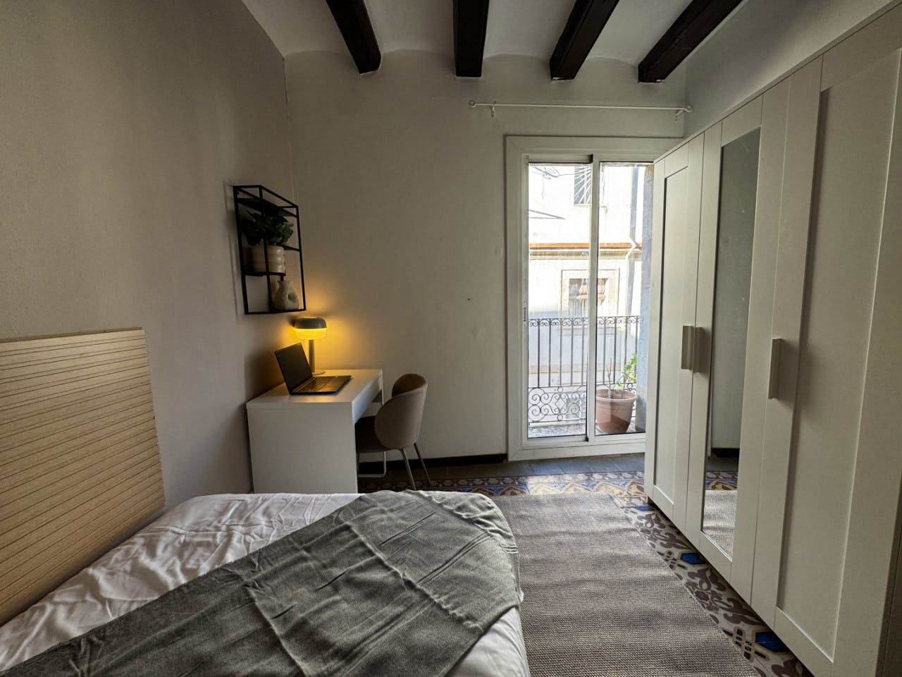  Room 4  -  Spacious Coliving Apartment in Dynamic Ciutat Vella, Steps from MACBA and Restaurants  - Gallery -  11