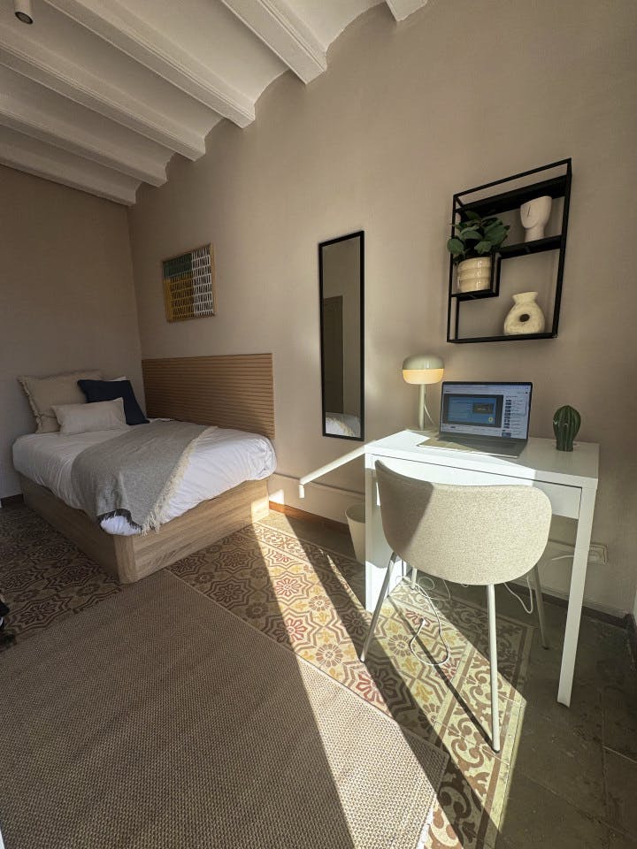  Room 4  -  Spacious Coliving Apartment in Dynamic Ciutat Vella, Steps from MACBA and Restaurants  - Gallery -  1