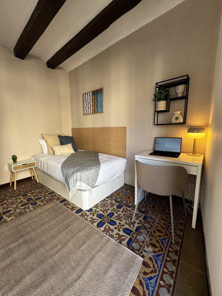  Room 4  -  Spacious Coliving Apartment in Dynamic Ciutat Vella, Steps from MACBA and Restaurants  - Gallery -  4