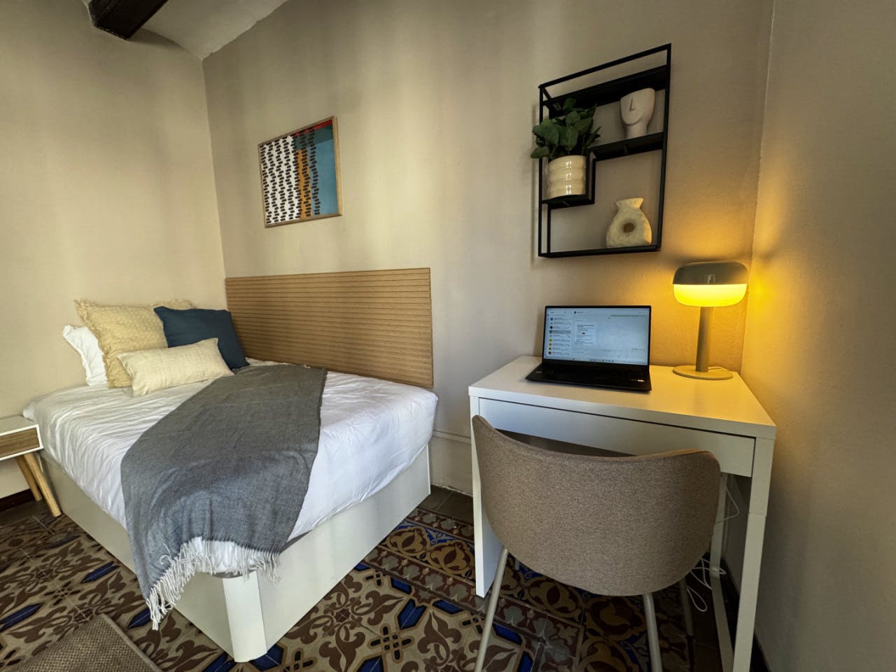  Room 4  -  Spacious Coliving Apartment in Dynamic Ciutat Vella, Steps from MACBA and Restaurants  - Gallery -  9