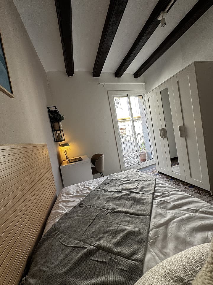  Room 4  -  Spacious Coliving Apartment in Dynamic Ciutat Vella, Steps from MACBA and Restaurants  - Gallery -  93