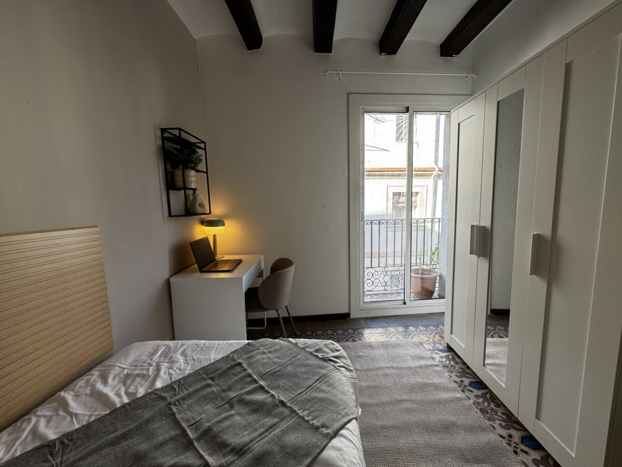  Room 4  -  Spacious Coliving Apartment in Dynamic Ciutat Vella, Steps from MACBA and Restaurants  - Gallery -  31