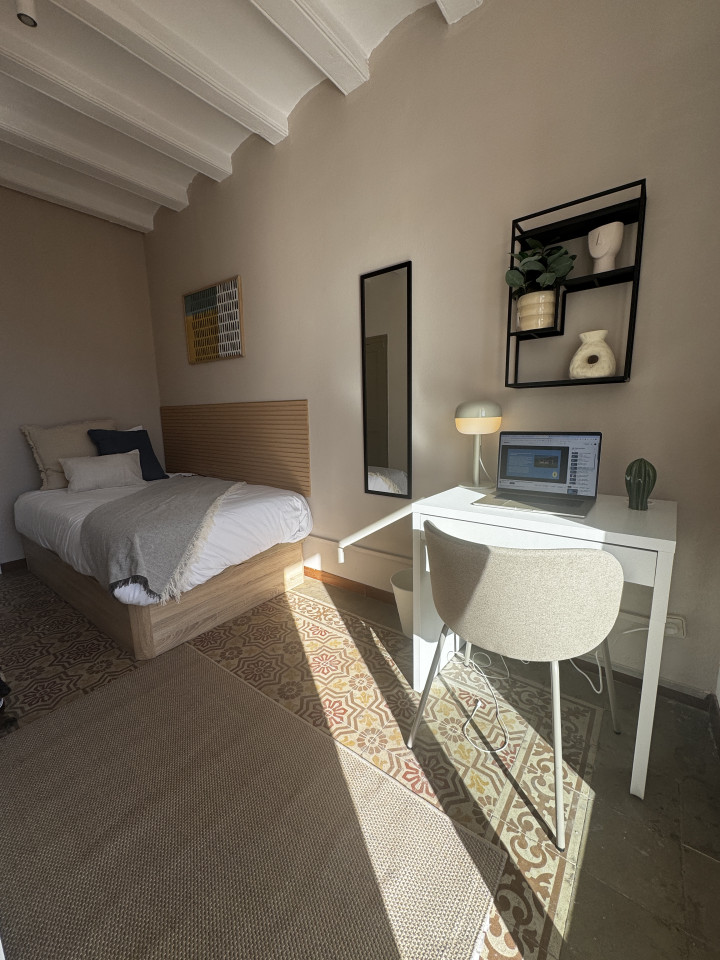  Room 4  -  Spacious Coliving Apartment in Dynamic Ciutat Vella, Steps from MACBA and Restaurants  - Gallery -  21
