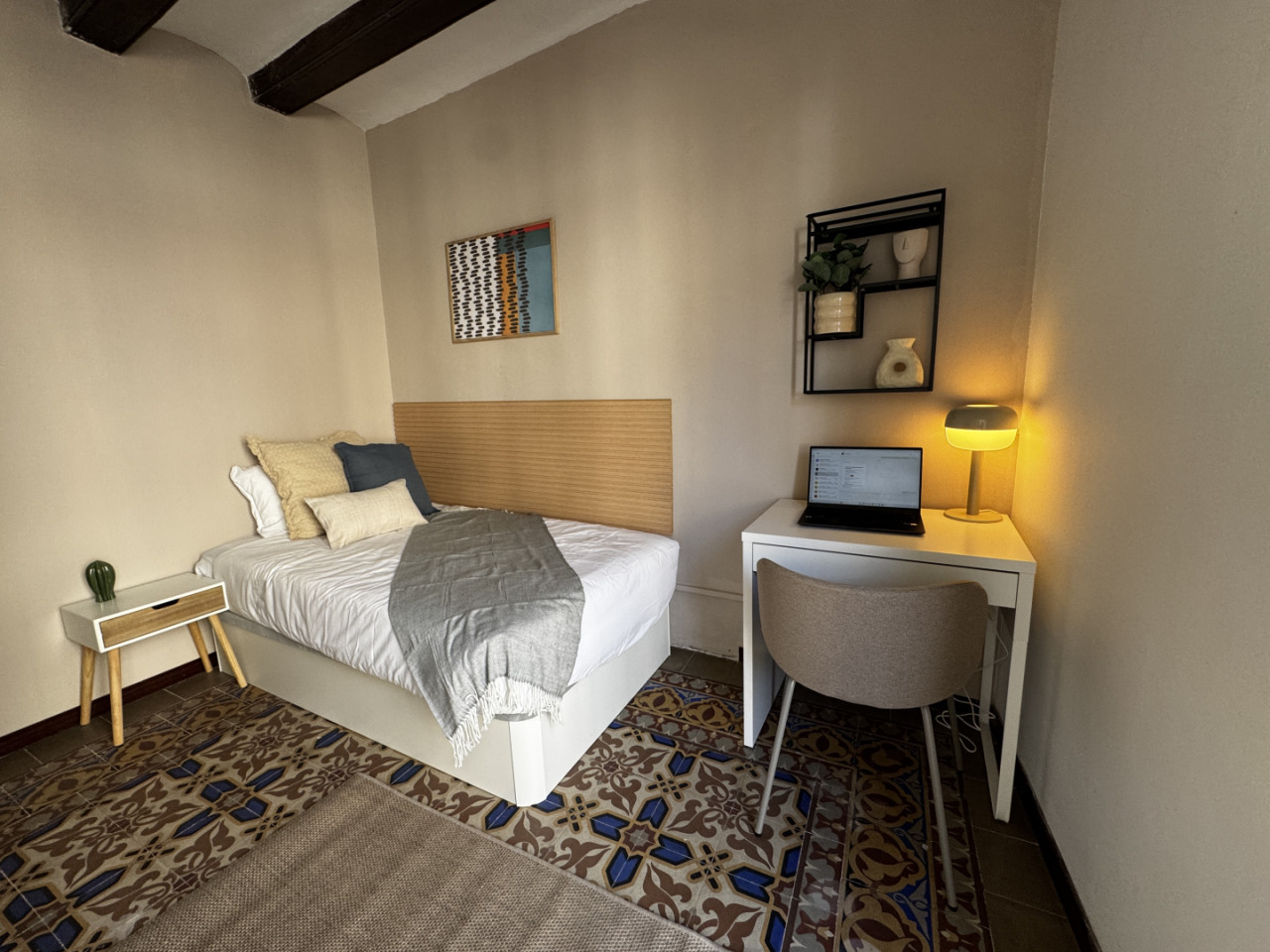  Room 4  -  Spacious Coliving Apartment in Dynamic Ciutat Vella, Steps from MACBA and Restaurants  - Gallery -  28