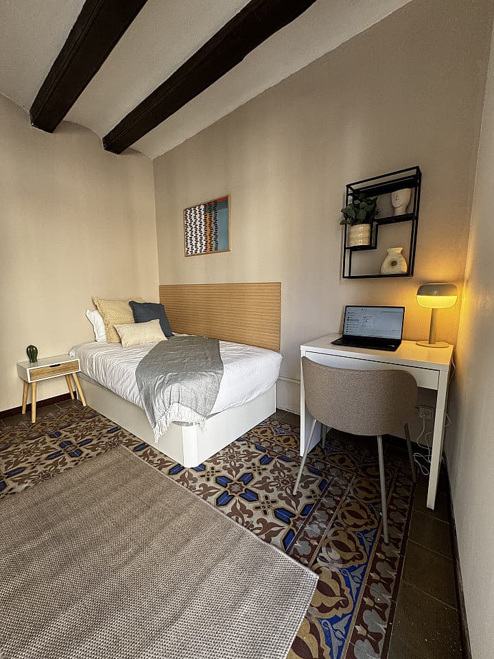  Room 4  -  Spacious Coliving Apartment in Dynamic Ciutat Vella, Steps from MACBA and Restaurants  - Gallery -  84