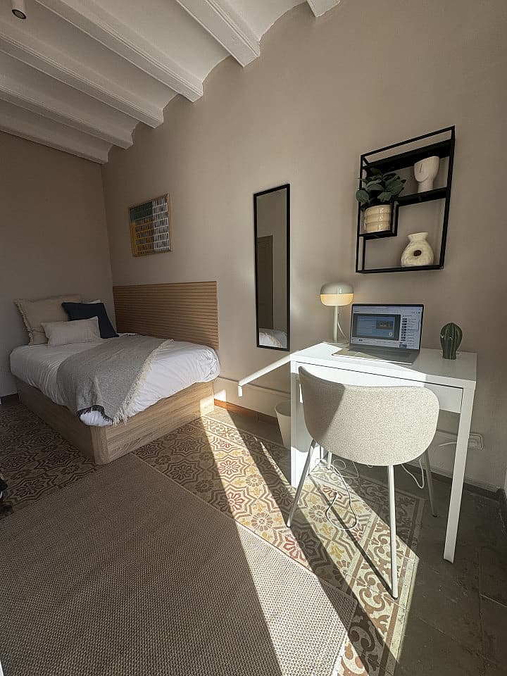  Room 4  -  Spacious Coliving Apartment in Dynamic Ciutat Vella, Steps from MACBA and Restaurants  - Gallery -  41