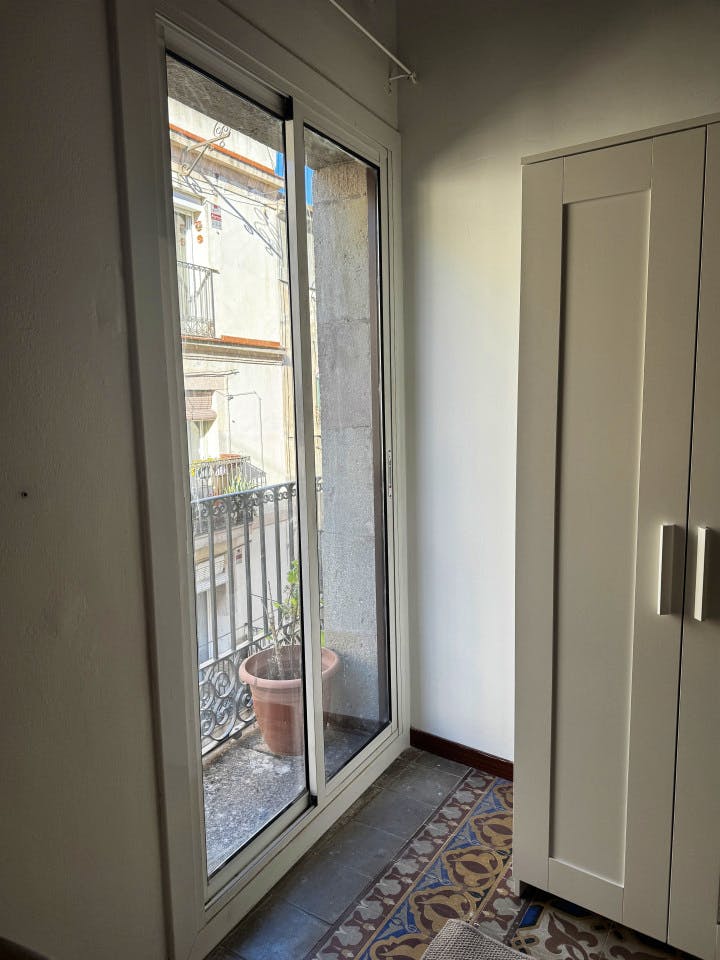  Room 4  -  Spacious Coliving Apartment in Dynamic Ciutat Vella, Steps from MACBA and Restaurants  - Gallery -  2