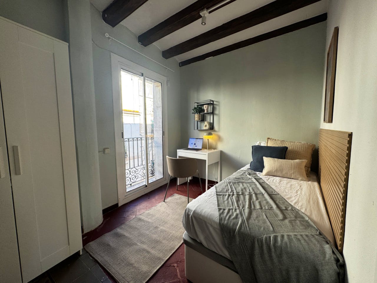  Room 5  -  Spacious Coliving Apartment in Dynamic Ciutat Vella, Steps from MACBA and Restaurants  - Gallery -  5