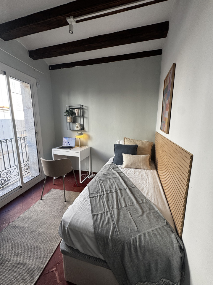  Room 5  -  Spacious Coliving Apartment in Dynamic Ciutat Vella, Steps from MACBA and Restaurants  - Gallery -  18