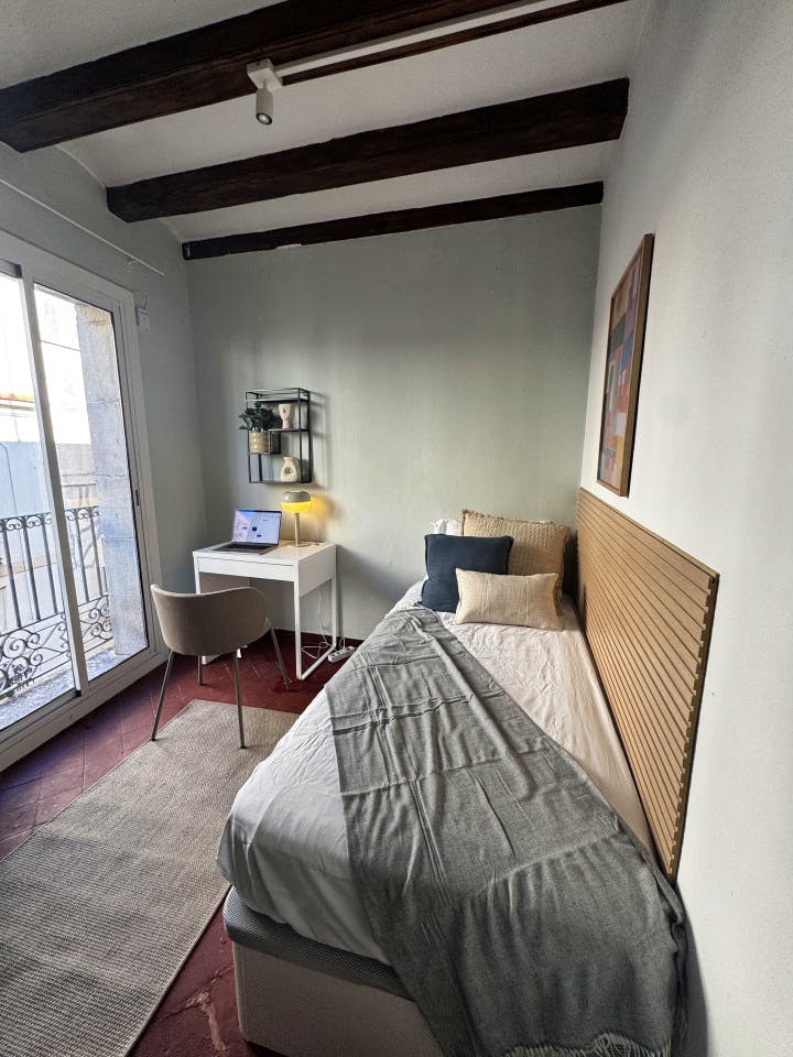  Room 5  -  Spacious Coliving Apartment in Dynamic Ciutat Vella, Steps from MACBA and Restaurants  - Gallery -  2