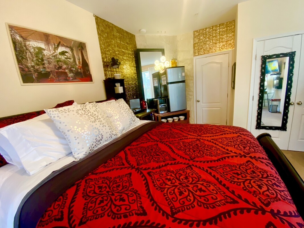 Serenity Suite Woodsy Retreat—Queen Bed(Full Room) - 1