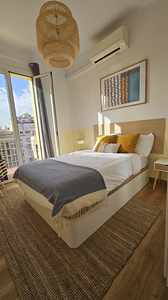  Room 1  -  Spacious Coliving Room in Eixample - Ideal for Students & Professionals  - Gallery -  1