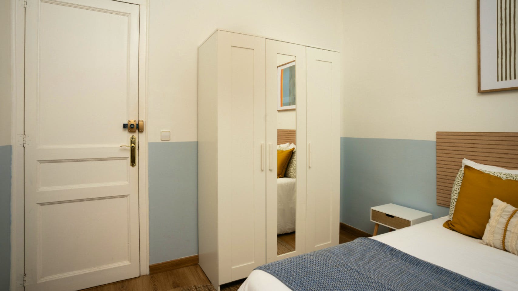  Room 3  -  Spacious Coliving Room in Eixample - Ideal for Students & Professionals  - Gallery -  4