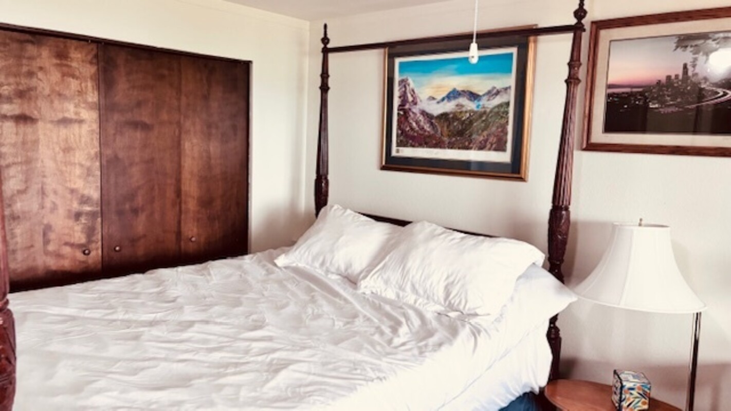 Guest Queen Size Bedroom (Full Room) - Whale watch and watch sunrise - Gallery - 1