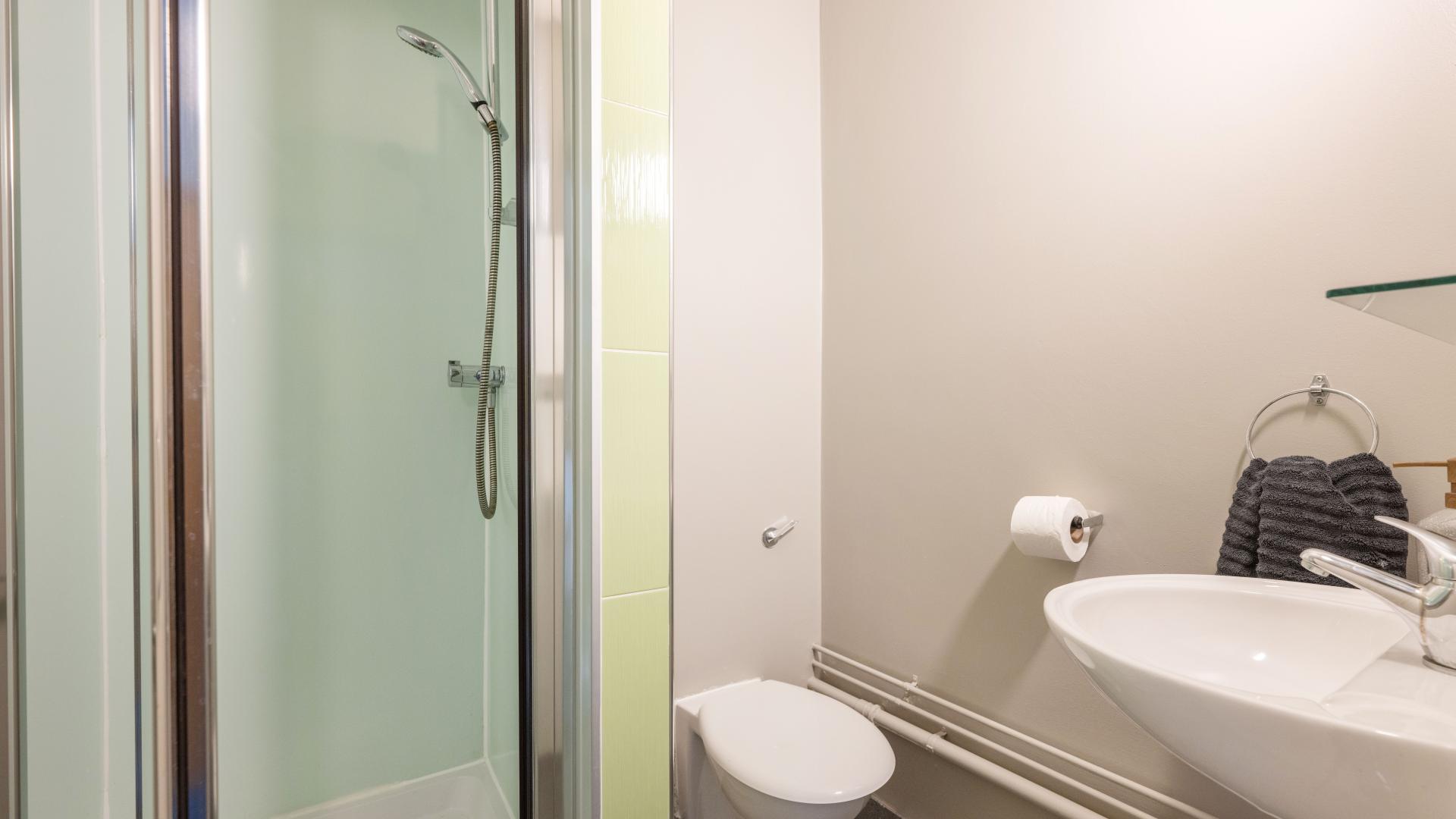 Classic En-Suite - Clarence Dock Village - Gallery - 3