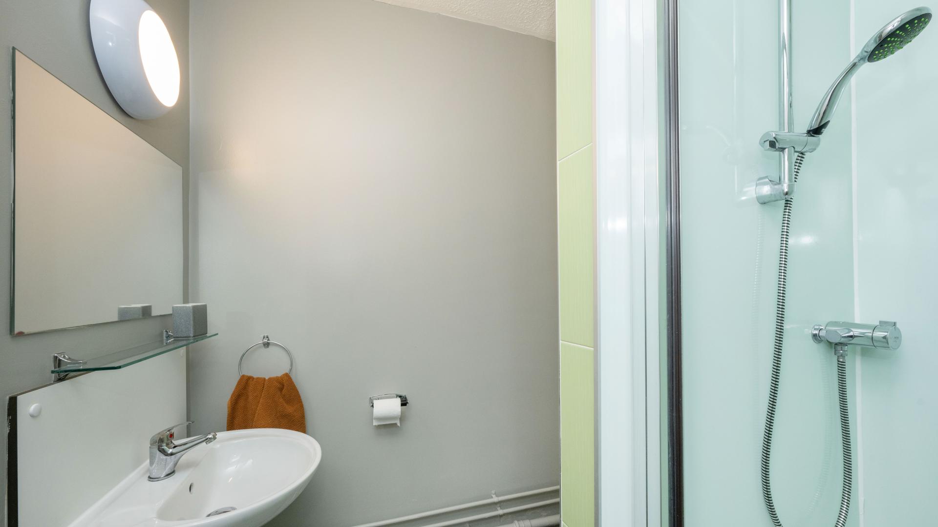 Premium En-Suite - Clarence Dock Village - Gallery - 2