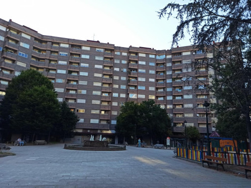 Comfortable double bedroom well connected to the university and the city center