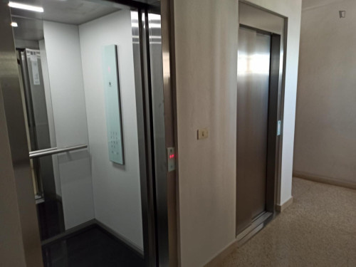 Comfortable double bedroom well connected to the university and the city center