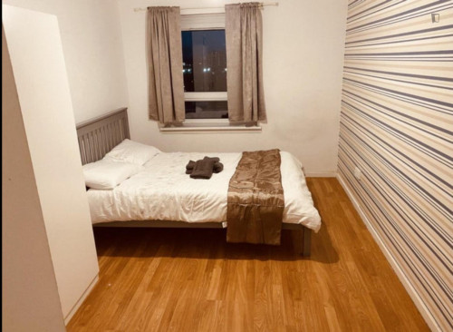 Spacious double bedroom in Dalmarnock