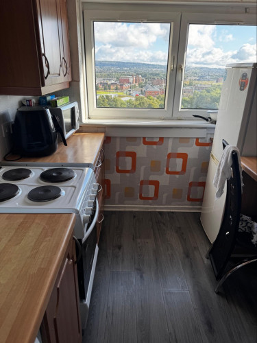 Spacious double bedroom in Dalmarnock