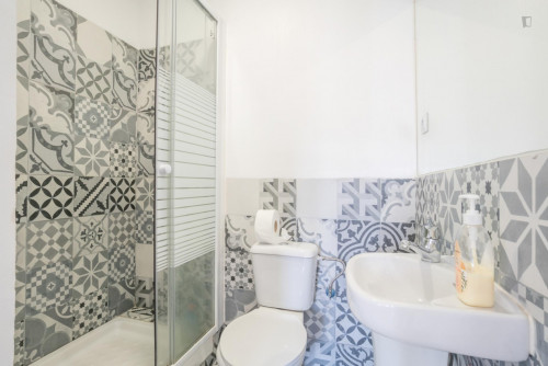 Welcoming suite bedroom in Vistas de Lisboa Hostel - Gallery - 10